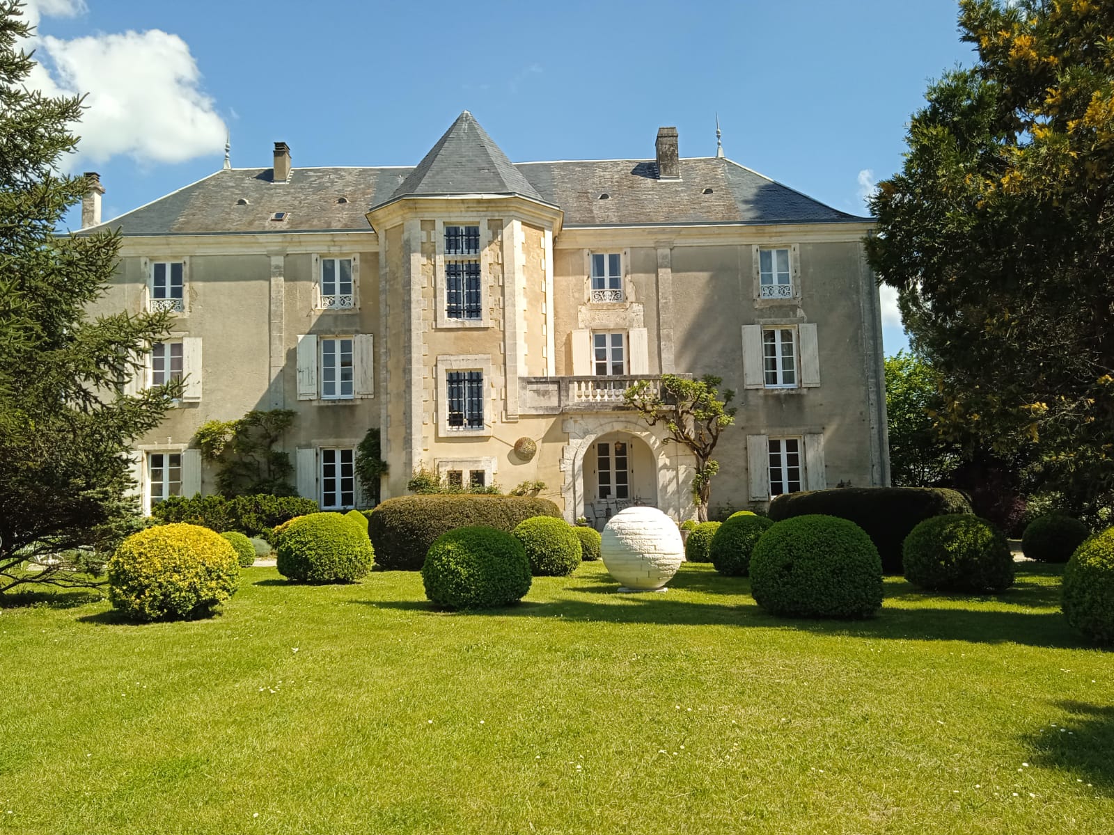Tailleur de pierres Charente 16 – Sculpture – Manue Moine – Cognac – Angoulême en fête – Dordogne 24 – Sculpture sur pierre – exposition – Chateau de Lasteyrie 24 Dordogne – Perigueux – Angouleme – chateau en fête - Dordogne 24 - Sculpture sur pierre - exposition - Chateau de Lasteyrie 24 Dordogne - Perigueux - Angouleme -
